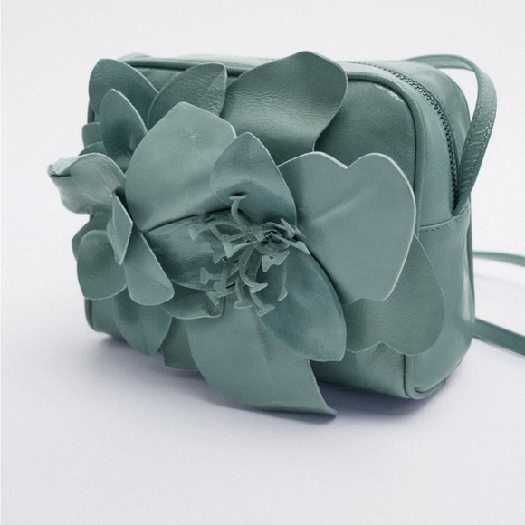 Zara NWT leather flower crossbody bag. Blue color. Zipper closure - Picture 3 of 6